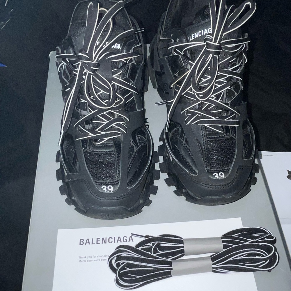 These are in a 39 men’s (6 US in men’s) Balenciaga track runners BLACK